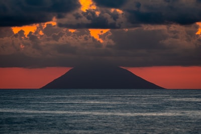 黑山靠近水体，白天天空多云